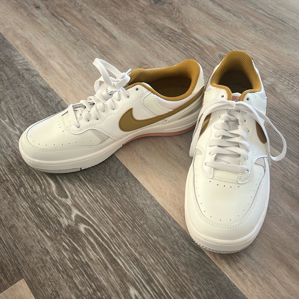 Nike Gamma Force size 8 sneaker